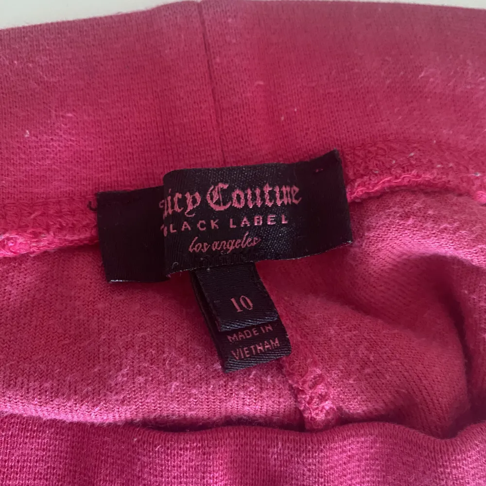 Ett par rosa juicy byxor i barn storlek. Normalt använda men inget synligt slitsars. Nypris 700kr. Köparen står för frakten. 😊. Jeans & Byxor.