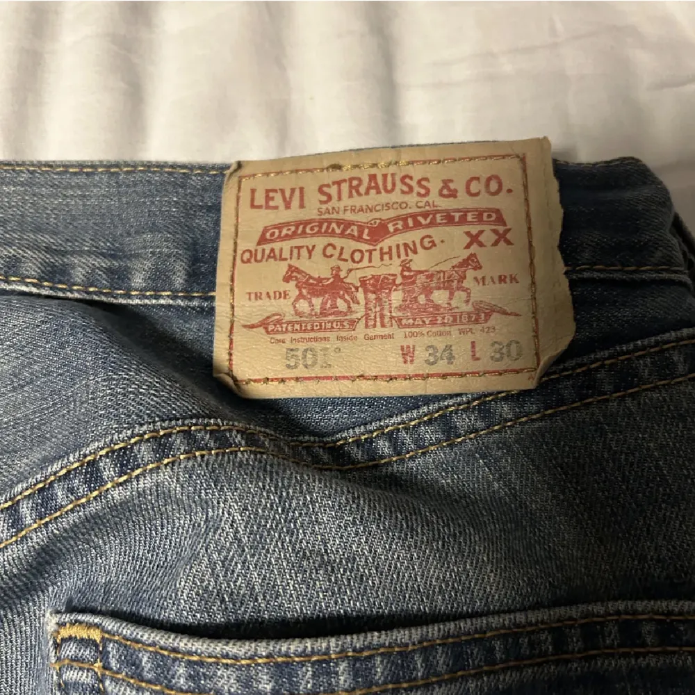 Säljer dessa helt nya jeansen från Levis pga för liten storlek. Storleken är 34/30 men sitter som 32/33. Nypris på dessa var 1000kr. Hör av dig vid intresse eller fler frågor 😊. Jeans & Byxor.