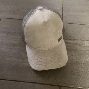 Keps - Maggiore vit (ca ett halv år/ 1 år gammal) använd 