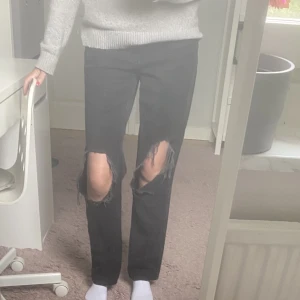 Svarta Jeans  - Säljer dessa svarta jeans från nakd. Jeansen är inte alls mycket använda då dom är lite korta på mig som är 168 cm. Pris kan diskuteras vid snabb affär😊