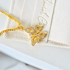 Britney butterfly necklace  - 18k guldpläterad Halsband. 18tum lång. Vattentålig och rostfritt. 25kr frakt vid swish betalning. 