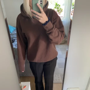 Brun hoddie - Brun hoddie från ginatricot använd fåtal gånger, pris kan diskuteras 