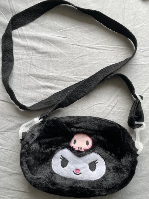 Kuromi handväska - köpt ifrån kawaii.se för 130kr :) knappt använd jätte söt! 