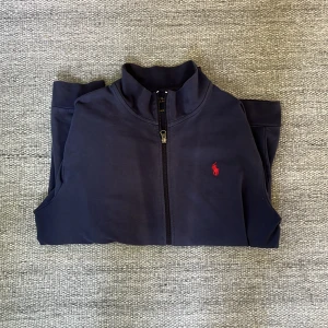 Ralph lauren zip - Tja Säljer nu en Ralph lauren zip hoodie som är i ganska bra skick bara lite solblekt vid bröstet/magen som ni ser på första bilden men syns inte vid användning. Modellen på bilden är 1,85 Kom privat för fler bilder eller frågor. MVH Simon 