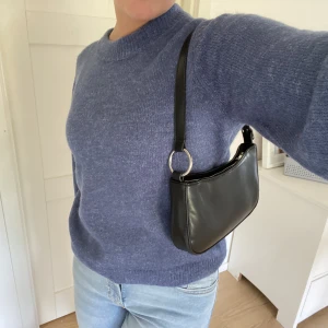 Pull&Bear axelväska  - Väska från Pull&Bear i mycket bra skick. 🩵