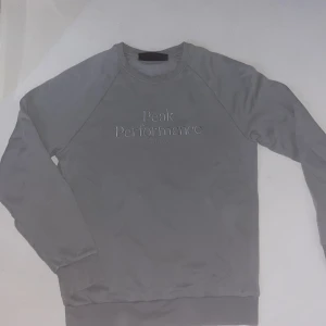 Peak Performance sweatshirt  - Grå sweatshirt. Bra skick. Ordinarie pris ca 900:- 