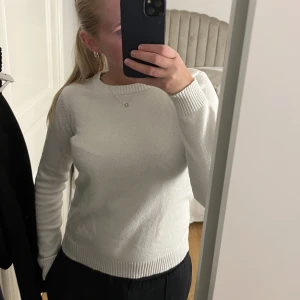 Stickad tröja vila - Fin vit stickad tröja från vila som tyvärr inte kommer till användning längre! 😊 Storlek S