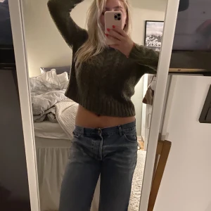 Grön stickad tröja, kort - Kortare stickad tröja, mörkgrön. Jättefin men jag gillar inte korta tröjor så mycket så säljer♥️ snygg med jeans o passar ocksp Med ngt under.   