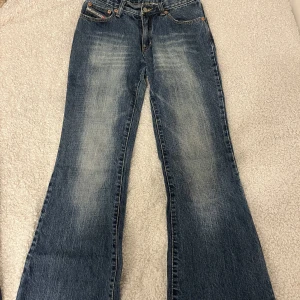 Lågmidjade boothcut diesel jeans - Lågmidjade vintage boothcut jeans från diesel storlek 27. Säljer pga inte kommer till användning 💕köparen står för frakt.