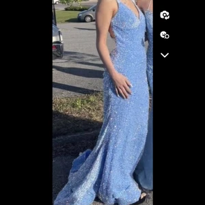 Snygg Babyblå balklänning - Säljer den nu då jag inte ha användning av den längre. Jätte fin men den var lite stor på mig.