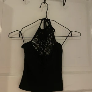 Virkad halterneck topp Gina tricot  - Virkad över bysten, bomull under. Sitter underbart