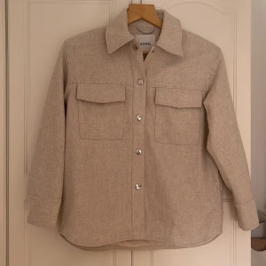 Jacka i skjortmodell monki - Beige jacka i skjortmodell från monki i väldigt fint material. 