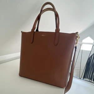 RLL väska - En super fin, stilren Ralph Laurent väska i använt skick med vissa slitningar❤️