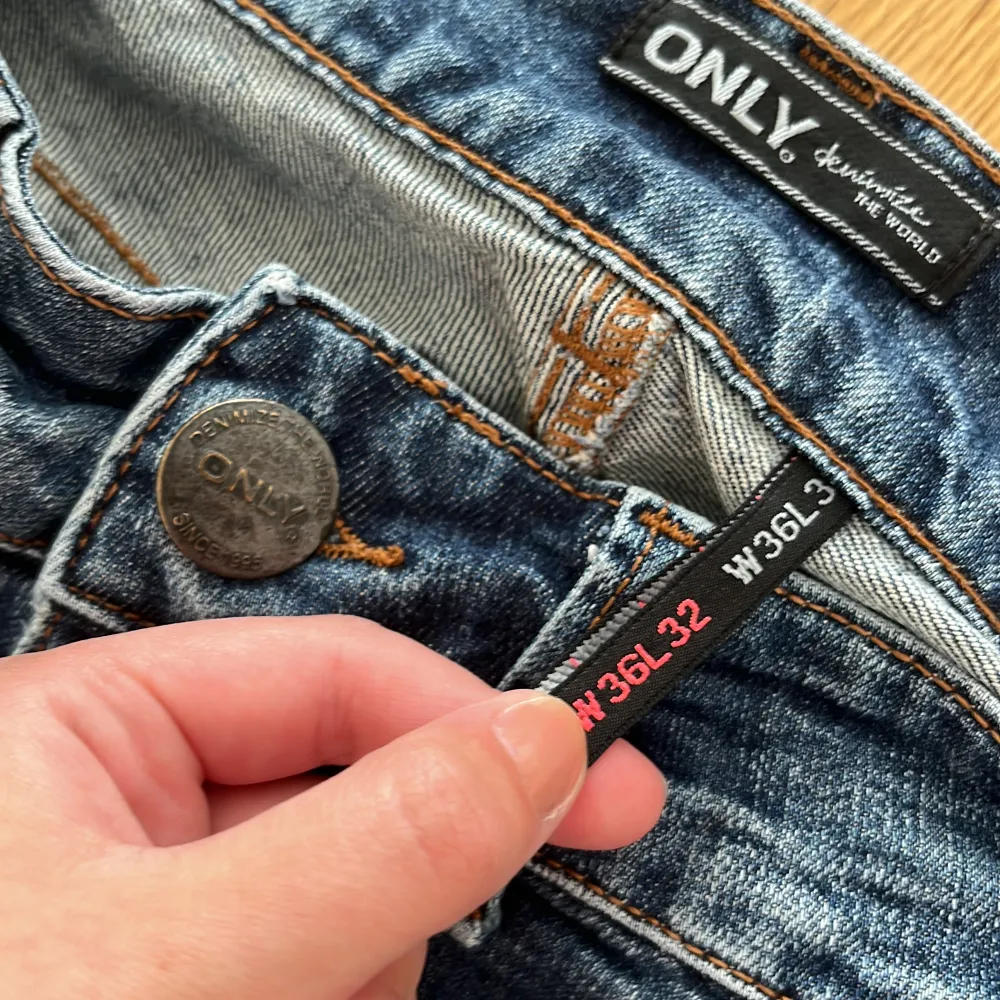 Low waist flare mörkblåa jeans, vintage 2000-tal. Om man är lite kortare så är dom här jeansen för dig! Bra passform och i mode. Innerbenslängden är 75cm och midjemåttet är 82. 🥰. Jeans & Byxor.