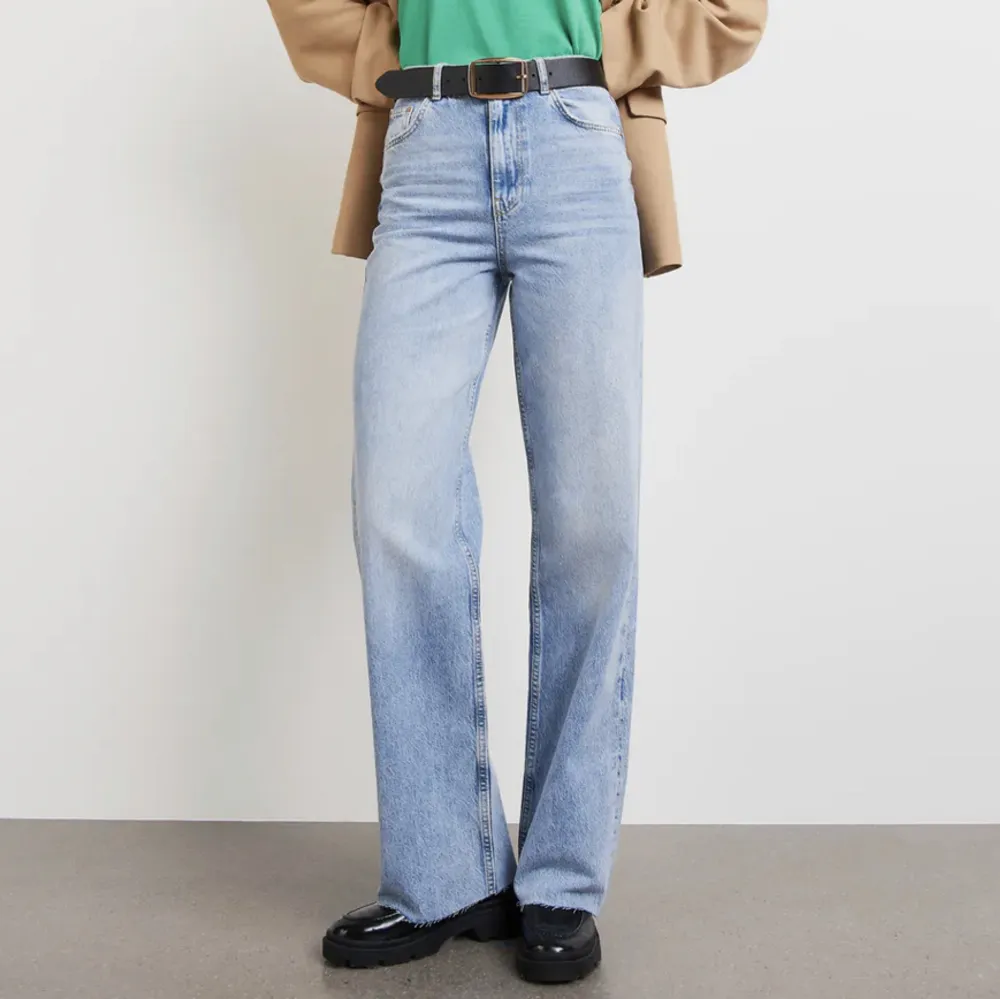 Ett par straight ljusblåa jeans från Ginatricot. Jättebra skick, inga defekter. Uppsydda för någon som är runt 162 cm. Betalningen via swish💓Kontakta för egna bilder.. Jeans & Byxor.