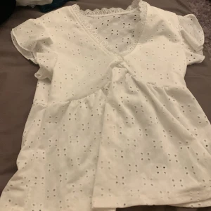 Blus - Jättesöt sommarblus i stl xs-s! Basic och passar till det mesta! Helt ny och aldrig använd