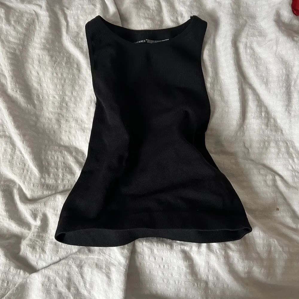 Ett skit snyggt tight linne köpt från primark, använd fåtal gånger, inga defekter. Säljer för att jag personligen tycker att den sitter för tight. Skriv för bild på💕. Toppar.
