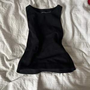 Ett skit snyggt tight linne köpt från primark, använd fåtal gånger, inga defekter. Säljer för att jag personligen tycker att den sitter för tight. Skriv för bild på💕