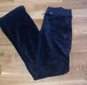 Juicy Couture byxor - Säljer juicy byxorna pågrund av att de är för små. Köpt från Nelly.com för 1100 men säljs för 850 då det är i nyskick och knappt använda. Snabb frakt och hör av er vid minsta frågor, priset går att diskutera. Säljer även matchande kofta!