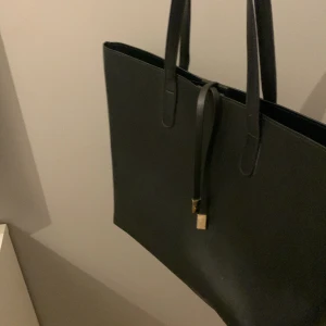 Väska stor - Fin väska perfekt för jobb och skola. Jättefint skick