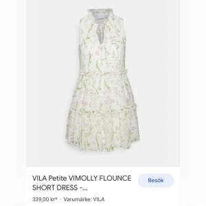 Säljer denna söta klänning, köpt för 339kr, säljer för 150kr🫶🏻köparn står för frakt