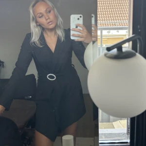 Kavajklänning med skärp - Svart kavajklänning med skärp från h&m