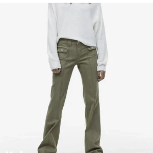 Gröna jeans  - Säljer dessa gröna jeans ifrån hm. Storlek 32, skriv för egna bilder 