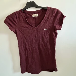 V-ringad tshirt hollister - Vinröd v-ringad tshirt från hollister