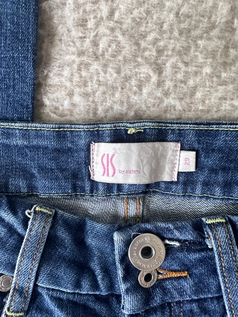 Jättefina lowwaist jeans från märket sis by sisters! Jättefin blå färg och sitter så fint💘 byxorna är i storlek 29 och har även tagit upp dem längst ner så dem sitter perfekt på mig som är 176💘 Kan skicka bild på om det önskas🫶🏼. Jeans & Byxor.