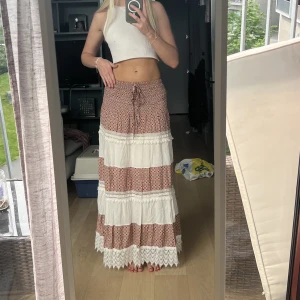 Maxi kjol mönstrad - Mästrad maxikjol från Portugal, med en underkjol så den är mjuk och lite tjockare, stretchig passar flera storlekar