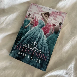 The selection - Första boken. På engelska. Frakt tillkommer 