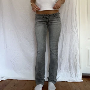 Lågmidjade bootcut grå jeans  - Midjemått-  37cm  (rätt över)  Inerbenslängd -80cm  Jag är 170 på bilderna! Inga defekter!  Du kan använda KÖP NU💕