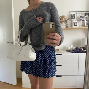 Kjol, väska, stickad tröja  - Kjol 150 kr    Stickad tröja 150 kr   Väska 200kr  Hela outfiten för 400kr 