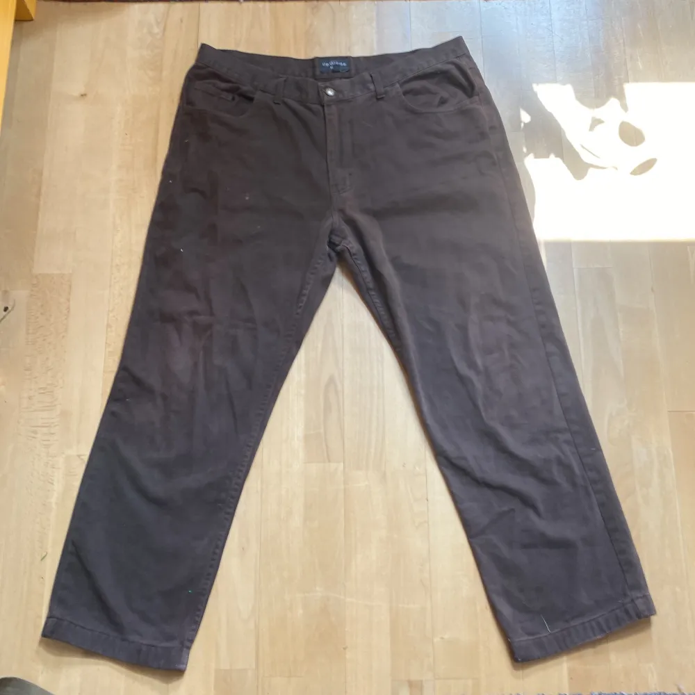 Ett par bruna byxor från märket UpGrade Sport, lite för stora för mig. Små defekter förekommer vid 3:e bilden och precis under vänster bakficka. . Jeans & Byxor.