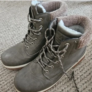 Höstskor - Snygga höstskor som endast använts vid något enstaka tillfälle. Tyvärr har de blivit lite slitna i skostället 