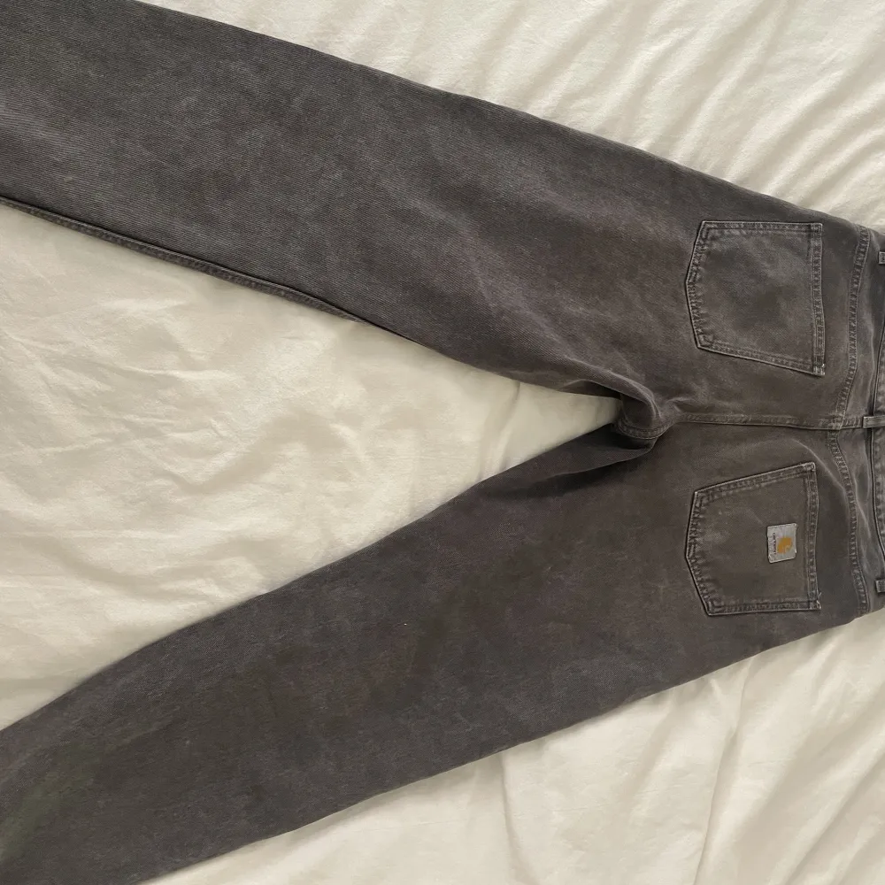 Fina gråa carhartt jeansbyxor. Storlek 31x32. Sparsamt använda. Väldigt bra skick. Modell: Carhartt newel.. Jeans & Byxor.
