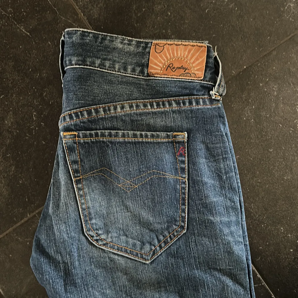 Jag säljer mina lågmidjade jeans ifrån replay i storlek S då dom inte passar. Jeans & Byxor.