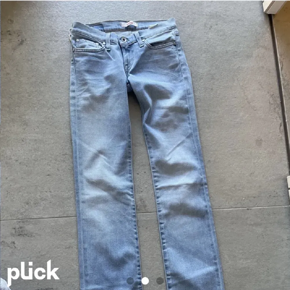 Säljer nu dessa low waist jeans i storlek 34. Köpte de på plick men säljer då de tyvärr inte passar mig! Bilderna är från säljaren innan. Sitter bra på mig i längden som är 172. Hör av er vid fler frågor! . Jeans & Byxor.