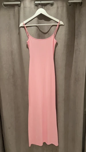 Rosa lång klänning  - Säljer denna populära rosa långklänning från bershka helt oanvänd💞