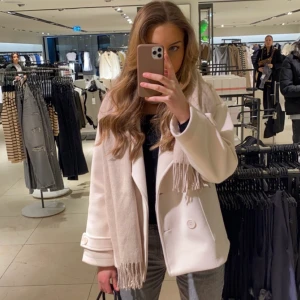 Design by si kappa - Säljer nu min super fina kappa från design by si då jag funderar på att köpa likadan i annan färg. Jackan är skickligt använd och inte kommit till användning mer än 5 gånger. Jackan har inga tecken på slitage eller liknande. Hör av dig vid intresse eller för fler bilder 🤍