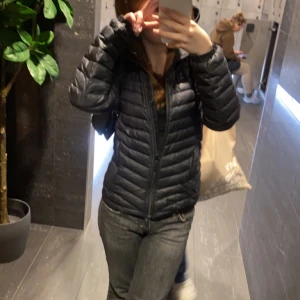 Jacka - Säljer min peek performance jacka, perfekt till hösten, säljer pga inte kommer till användning, inga defekter, svart text