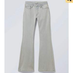 Säljer dess low waist jeans från weekday. Köpta i våras och sparsamt använda. 