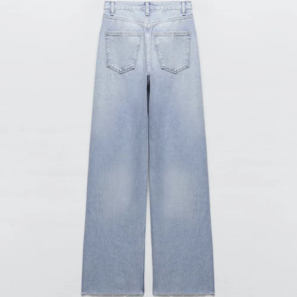 Vida jeans från Zara i storlek 36 i bra skick, nypris 429kr🦋 hör av er vid minsta intresse eller fundering 💓. Jeans & Byxor.