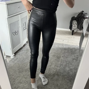 Skinnbyxor - Svarta tajta skinnbyxor med en leopard detalj på båda sidor! Använda fåtal gånger! Säljs pga används inte längre 