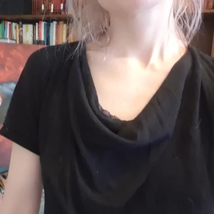 Svart kortärmad top med draperad urringning - Svart kortärmad t-shirt/topp med snygg draperad detalj framtill. Knappt använd. Från ParkBravo.