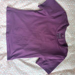 Croptop träningströja  - Kortärmad croppad träningstopp. Vinröd. Jättebra skick! 