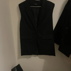 Väst/ blazer  - Fin svart blazer/väst från Lindex! Som ny! Köparen står för frakten✨