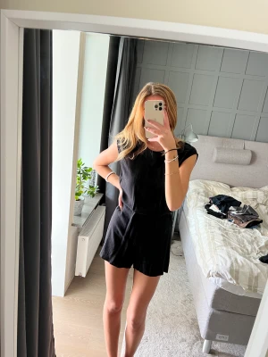 Jumpsuit med öppet i ryggen - Säljer en jumpsuit från zara med stängning bak som lämnar ett öppet hål i ryggen