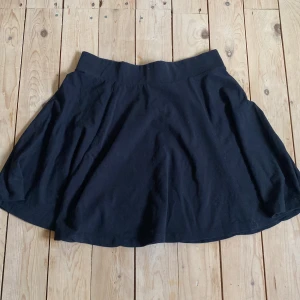Utsvängd kjol - Utsvängd kjol i stretchigt material från HM, strl S. Aldrig använd.