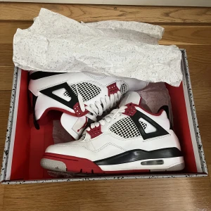 Jordan 4 - Hej, jag säljer mina äkta Jordan 4 fire red som har använts ett par gånger och är i fint skick.